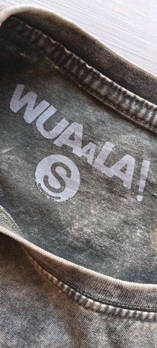 Camiseta Wuaala gris con estampado de zapatillas