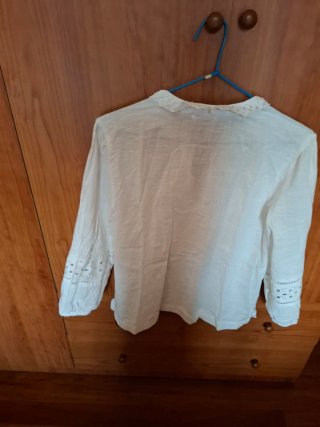 Blusa blanca con bordado