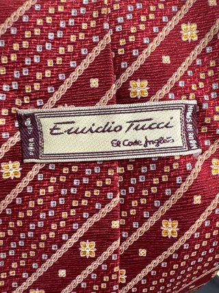 Traje de hombre gris con corbata roja