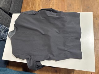Traje de hombre gris con corbata roja