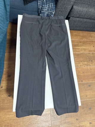 Traje de hombre gris con corbata roja