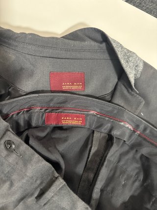 Traje de hombre gris con corbata roja