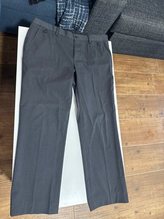 Traje de hombre gris con corbata roja