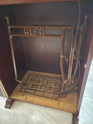 Máquina de coser antigua negra