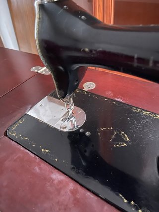 Máquina de coser antigua negra