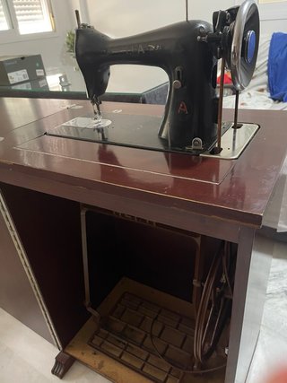 Máquina de coser antigua negra