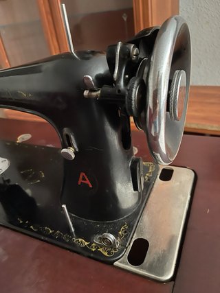 Máquina de coser antigua negra