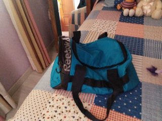 Bolsa de deporte Reebok azul y negra