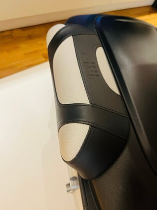 Maleta Givi V56 Maxia 4 Moto Negra, y cojin lumbar