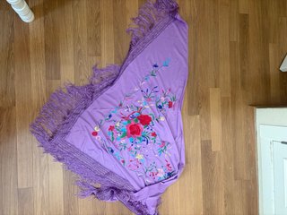 Mantoncillo bordado flores flecos morado
