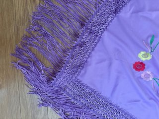 Mantoncillo bordado flores flecos morado
