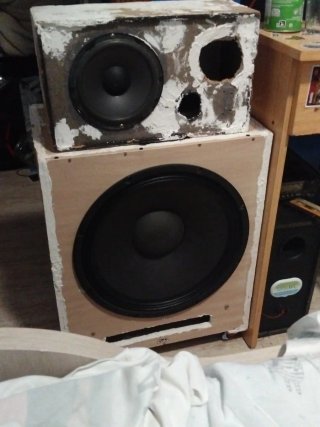 Altavoces Marrones y Blancos