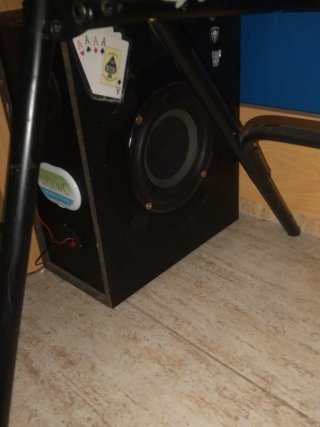 Altavoces Marrones y Blancos