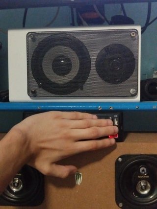 Altavoces Marrones y Blancos