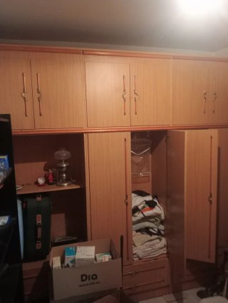 Armario de madera con detalles dorados