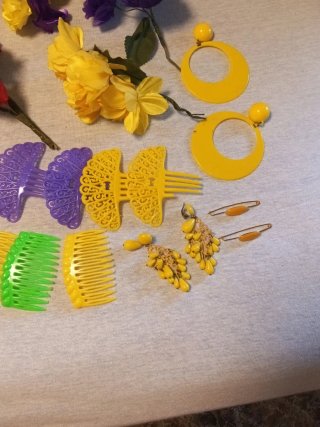 Complementos de feria: flores, pulseras, peines