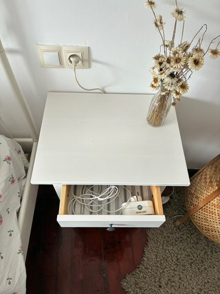Dos unidades de mesitas de noche blancas de madera