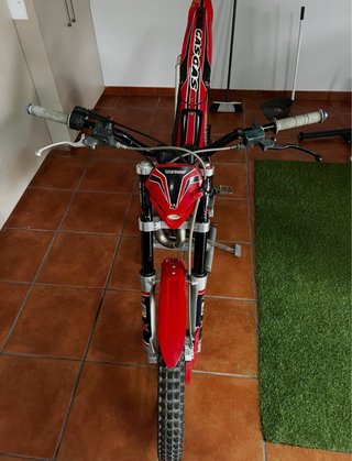 Moto Trial Gas Gas Negra y Roja