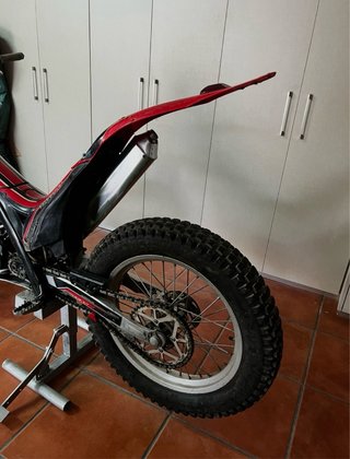 Moto Trial Gas Gas Negra y Roja