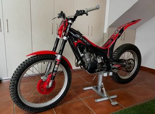 Moto Trial Gas Gas Negra y Roja