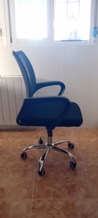 Silla giratoria juvenil negra con ruedas