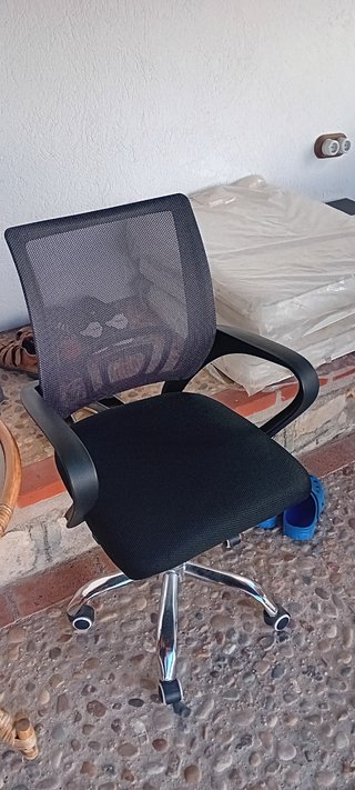 Silla giratoria juvenil negra con ruedas