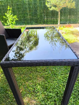 Mesa y sillas de jardín o terraza de ratán y acero
