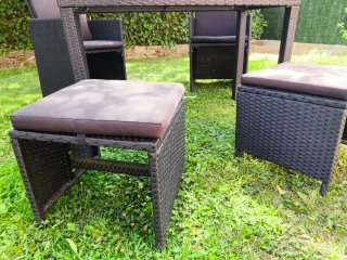 Mesa y sillas de jardín o terraza de ratán y acero