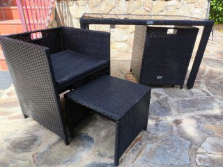 Mesa y sillas de jardín o terraza de ratán y acero