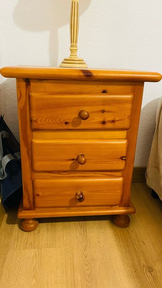 Mesita de noche de madera