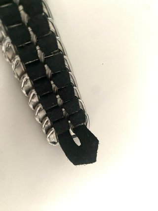 Pulsera chapas plateadas lata y cuero negro