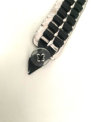 Pulsera chapas plateadas lata y cuero negro