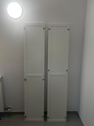 Puertas blancas con bisagras
