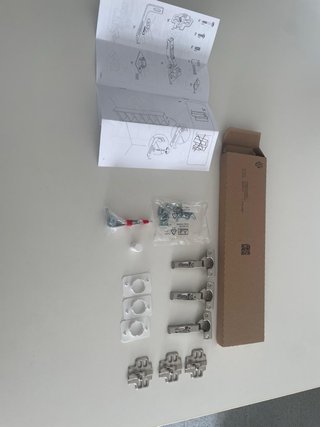 Puertas blancas con bisagras