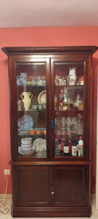 Vitrina de madera con 5 estantes de cristal