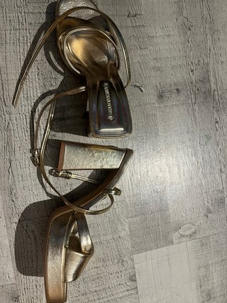 Tacones dorados plataforma