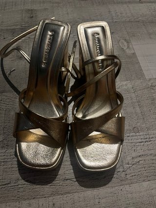 Tacones dorados plataforma
