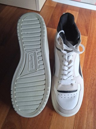 Zapatillas altas beige y blancas
