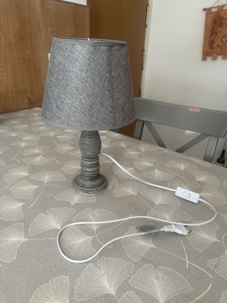 Lámpara de mesa gris con cable