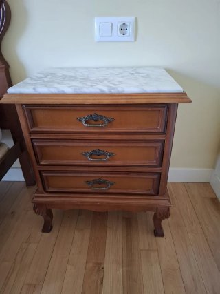 Dormitorio: Cama, 2 Mesillas y Cómoda