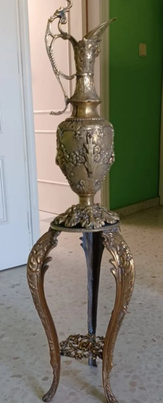 Jarra o aguamanil de bronce con pie