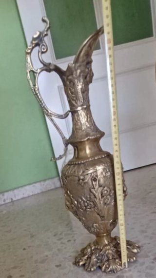Jarra o aguamanil de bronce con pie