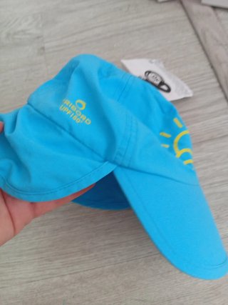 Gorra solar infantil azul con sol dibujado