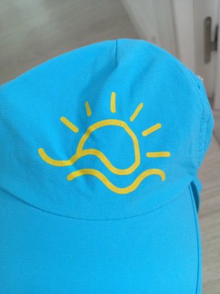 Gorra solar infantil azul con sol dibujado