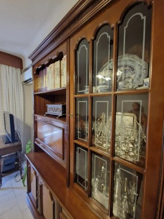 Mueble aparador de madera y cristal
