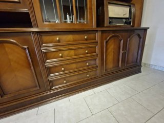 Mueble aparador de madera y cristal