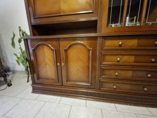 Mueble aparador de madera y cristal