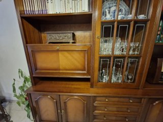 Mueble aparador de madera y cristal