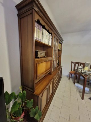 Mueble aparador de madera y cristal