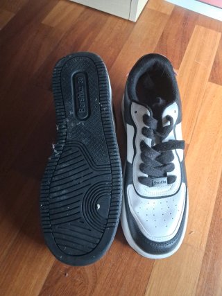 Zapatillas Bershka negras y blancas